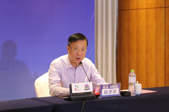 新浪广西总经理杨少峰回答记者提问
